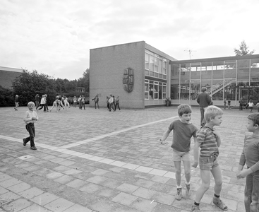 883208 Gezicht op het schoolplein van de Anne Frankschool (Van Bijnkershoeklaan 8) te Utrecht, tijdens het speelkwartier.